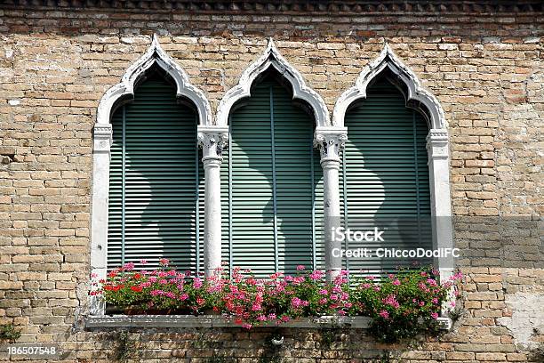 Luxuriöse Blumige Balkon Im Venezianischen Stil Mit Bogenförmigen Fenstern Stockfoto und mehr Bilder von 18. Jahrhundert