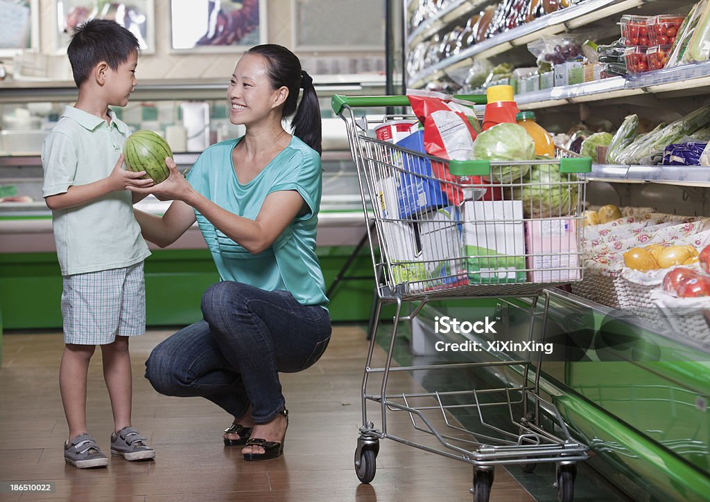 Madre e hijo de compras en sandía en supermercado, Beijing - Foto de stock de Niño libre de derechos