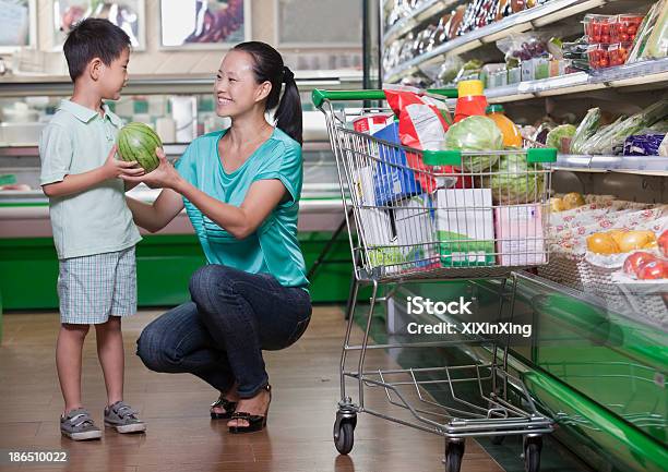 Foto de Mãe E Filho De Compras No Supermercado Melancia Beijing e mais fotos de stock de Criança