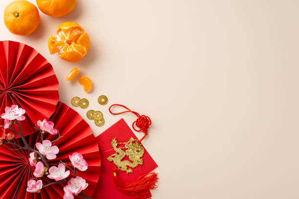 Chinese New Year prosperity theme. Top view decorative fans, symbolic coins, dragon wall hanging, red envelopes, tangerines arranged on neutral backdrop, creating auspicious ambiance with text space tema de prosperidad del año nuevo chino. abanicos decorativos de vista superior, monedas simbólicas, tapices de pared de dragón, sobres rojos, mandarinas dispuestas sobre un fondo neutro, creando un ambiente auspicioso con espacio de texto