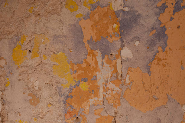 イスラエルのエルサレムにある建物の古い石造りの外壁に描かれた、色とりどりの剥がれた絵の具の層の抽象的で細部のカラフルなパターン。 - paint peeling wall cracked ストックフォトと画像