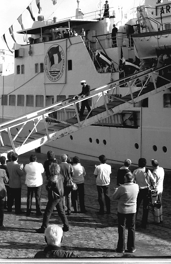 Visit in the 80s of a Soviet passenger ship with deserving workers of the Soviet Union. Members of the French Communist Party welcome the labourers