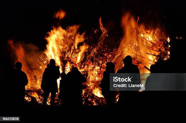 Foto de Noite De Walpurgis Fogueira À Noite e mais fotos de stock de Noite de Walpurgis - Noite de Walpurgis, Fogueira - Fogo ao Ar Livre, Festa