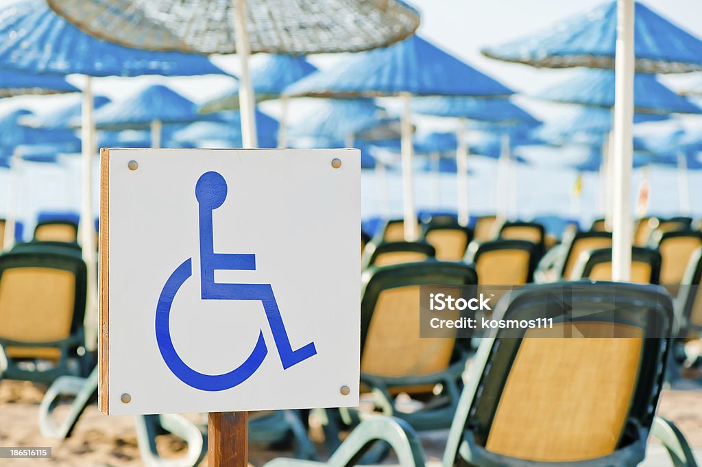 close-up de cadeira de rodas na praia - Foto de stock de Cadeira de rodas - Equipamento Ortopédico royalty-free