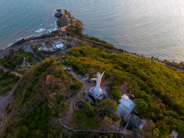 nhìn từ trên không thành phố vũng tàu, việt nam, toàn cảnh thành phố biển yên bình và xinh đẹp phía sau bức tượng chúa kitô vua đứng trên núi nho ở thành phố vũng tàu. - vũng tàu hình ảnh sẵn có, bức ảnh & hình ảnh trả phí bản quyền một lần