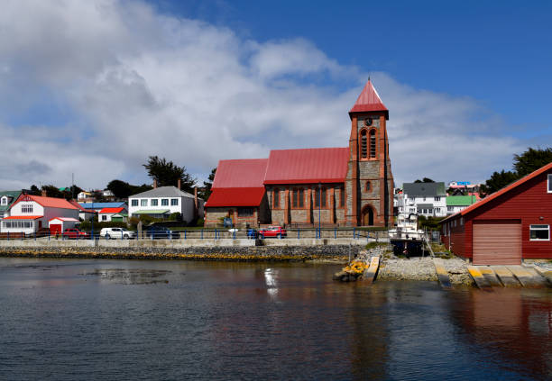 stanley, hauptstadt der falklandinseln - uferpromenade in der innenstadt mit der kathedrale - falkland islands stock-fotos und bilder