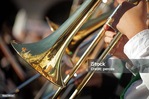 Jogar Trombone - Fotografias de stock e mais imagens de Trombone - Trombone, Ao Ar Livre, Barulho