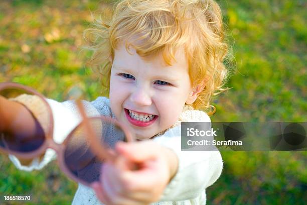 Ridicolo Bambina Mette In Scena I Grandi Occhiali Da Sole - Fotografie stock e altre immagini di 2-3 anni