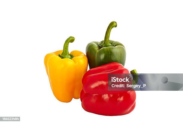 Green Sweet Peppers Isoliert Auf Weißem Hintergrund Stockfoto und mehr Bilder von Biologisch-dynamische Landwirtschaft
