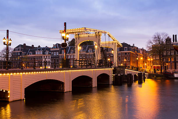 pont skinny amsterdam - magere brug photos et images de collection