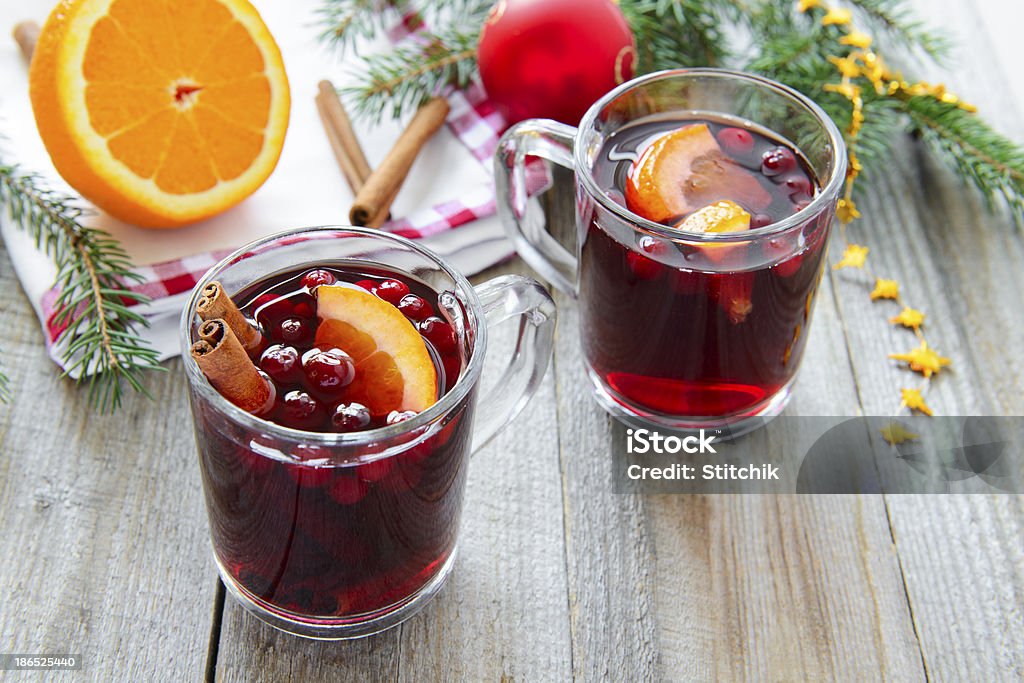 Vino caliente con cranberries y naranja - Foto de stock de Alimento libre de derechos