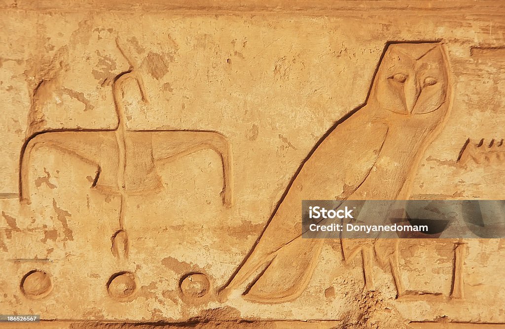 Antichi geroglifici sulle pareti del complesso del Tempio di Karnak, Luxor - Foto stock royalty-free di Africa