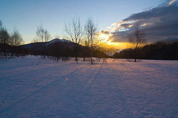paisagem de inverno nas montanhas bieszczady, polônia, a europa - bend sun river snow - fotografias e filmes do acervo