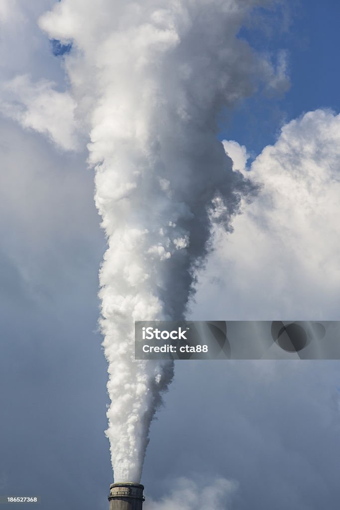 Bianco di fumo da impianto alimentato a carbone pile - Foto stock royalty-free di Abbandonato