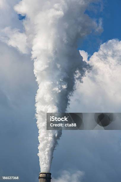 Bianco Di Fumo Da Impianto Alimentato A Carbone Pile - Fotografie stock e altre immagini di Abbandonato