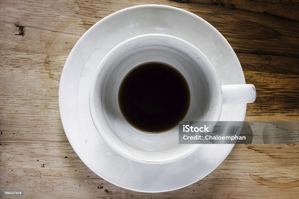 Tazza di caffè sul tavolo in legno - Foto stock royalty-free di Bibita