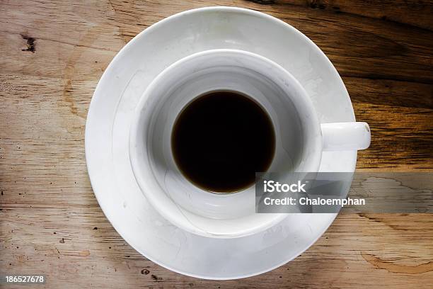 Copo De Café Na Mesa De Madeira - Fotografias de stock e mais imagens de Bebida - Bebida, Calor, Castanho