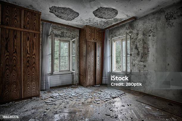 De Reparación Foto de stock y más banco de imágenes de Abandonado - Abandonado, Abierto, Aislado