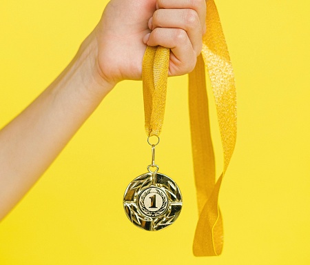 medal for first place in the hand of the winner
