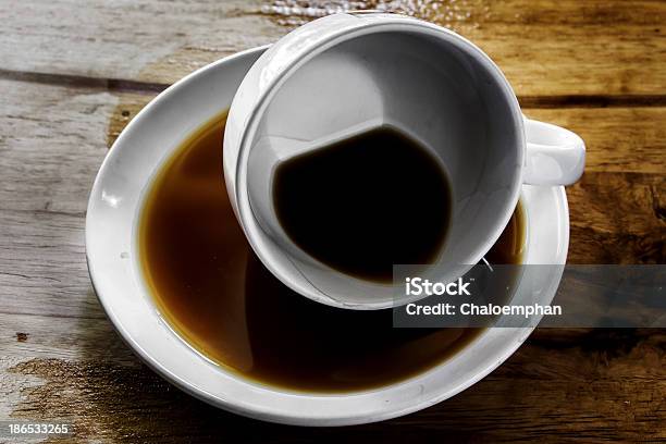 Tazza Di Caffè Sul Tavolo In Legno Sullo Sfondo - Fotografie stock e altre immagini di Bibita - Bibita, Calore - Concetto, Composizione orizzontale
