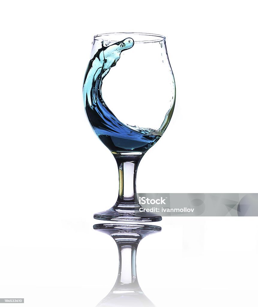 Blue bebida refrescante Splash Isolado no branco - Foto de stock de Azul royalty-free