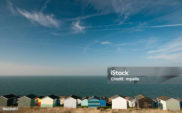 Пляж Хижинах Витстабл — стоковые фотографии и другие картинки Англия - Англия, Шале, Балкон