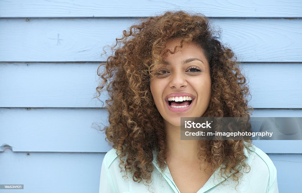 Fröhlich junge afrikanische Frau Lächeln - Lizenzfrei Frauen Stock-Foto