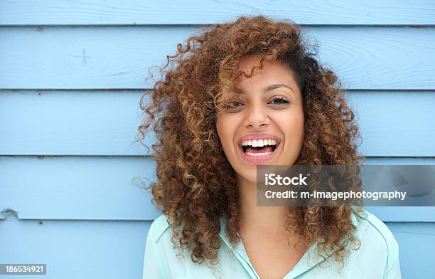 Photo libre de droit de Joyeuse Jeune Femme Africaine Souriante banque d'images et plus d'images libres de droit de Femmes - Femmes, Sourire, Cheveux frisés