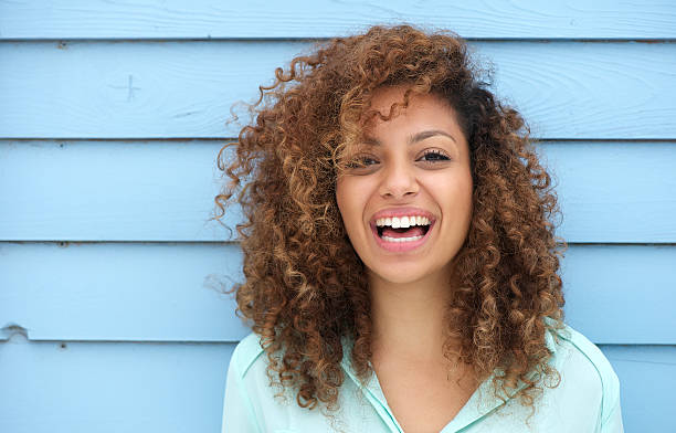 alegre jovem africano mulher sorridente - african ethnicity beauty curly hair confidence imagens e fotografias de stock