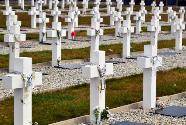 gräber mit rosenkranzperlen auf dem argentinischen soldatenfriedhof, darwin, falklandinseln - falkland islands stock-fotos und bilder