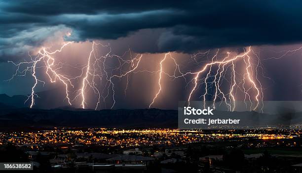 Tenda Di Luce Sulla Città - Fotografie stock e altre immagini di Lampo - Lampo, Tempesta, Città