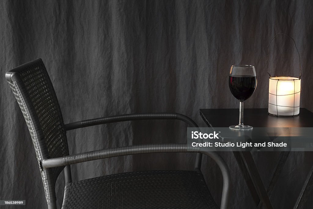 Lanterna decorare una tabella con un bicchiere di vino - Foto stock royalty-free di Alchol