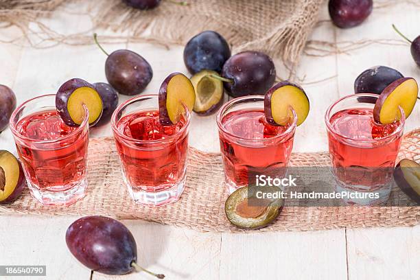 Licor De Plum Tomas Foto de stock y más banco de imágenes de Alimento - Alimento, Baya, Bebida