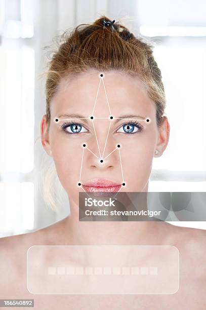 Frau Zeigt Mit Gesicht Erkennung Punkte Stockfoto und mehr Bilder von Eine Frau allein - Eine Frau allein, Frauen, Gesichtserkennung