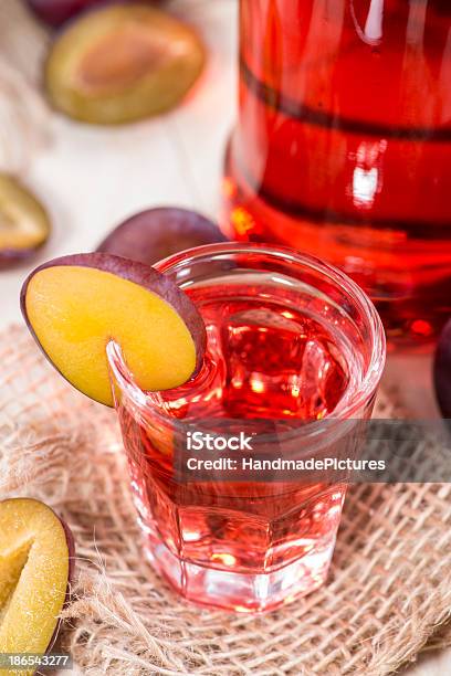 Copo De Licor De Ameixa - Fotografias de stock e mais imagens de Ameixa - Fruta - Ameixa - Fruta, Baga, Bebida