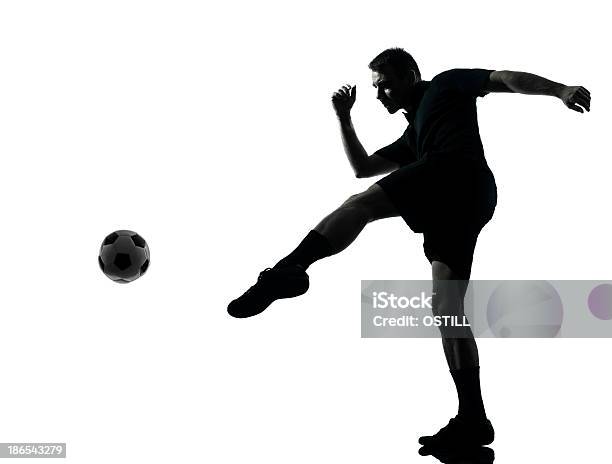 Photo libre de droit de Silhouette De Homme Joueur De Football banque d'images et plus d'images libres de droit de Adulte - Adulte, Ballon de football, Cadrage en pied