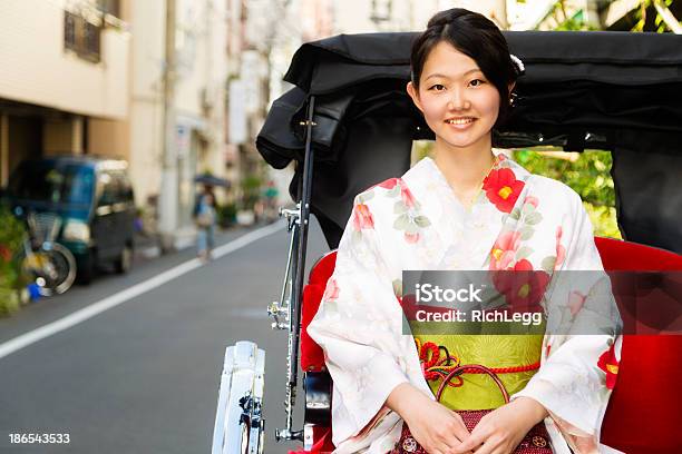 Japoński Kobieta W Autoriksza - zdjęcia stockowe i więcej obrazów Autoriksza - Autoriksza, Kimono, Prefektura Tokio