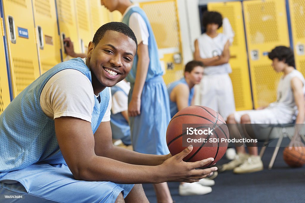 Feliz high school Jogador de basquete no vestiário após jogo - Royalty-free Desporto Foto de stock