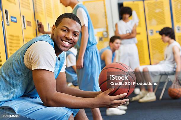 Feliz High School Jogador De Basquete No Vestiário Após Jogo - Fotografias de stock e mais imagens de Desporto