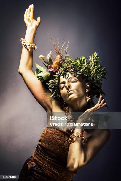 Mujer De Oro Foto de stock y más banco de imágenes de Diosa - Diosa, Oro - Metal, Creatividad