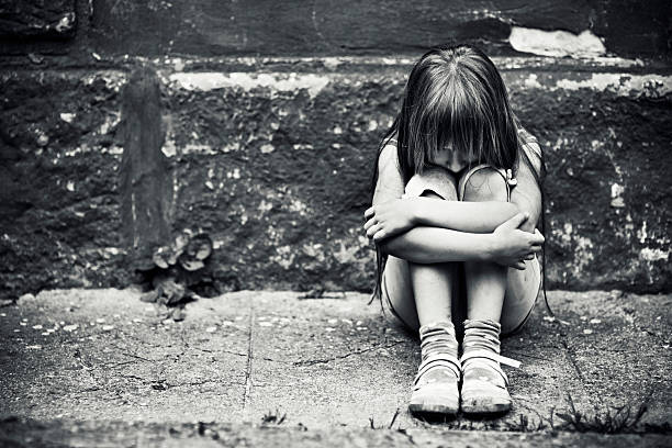 deprimida little niña - poverty fotografías e imágenes de stock