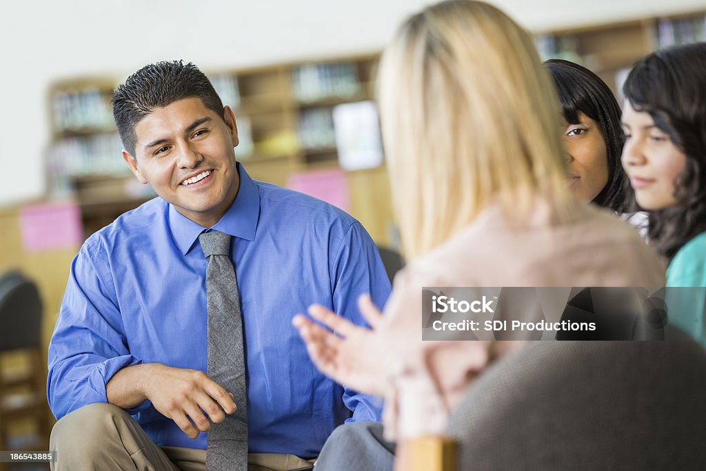 Hispanic Berater diskutieren etwas während Gruppentherapie Sitzung - Lizenzfrei Lehrkraft Stock-Foto
