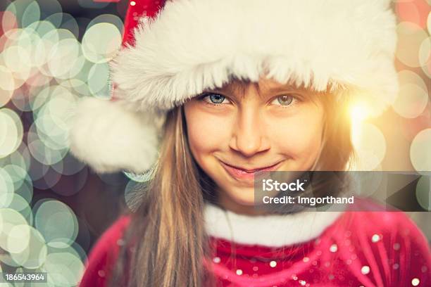 Рождество Портрет — стоковые фотографии и другие картинки 6-7 лет - 6-7 лет, Ёлочная гирлянда, Весёлый