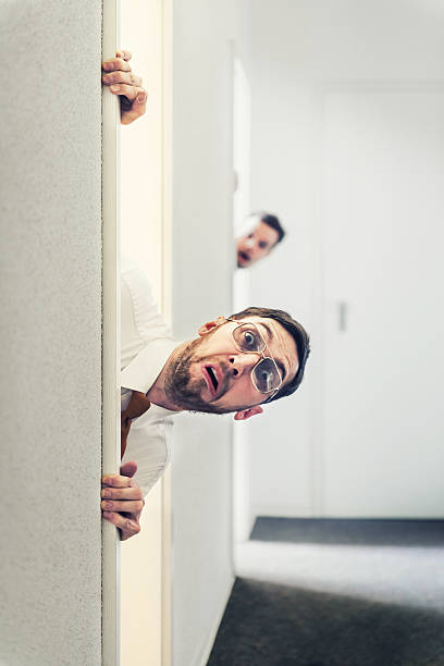 curioso vintage homem de negócios olhando em torno do canto - white collar worker fear businessman business imagens e fotografias de stock