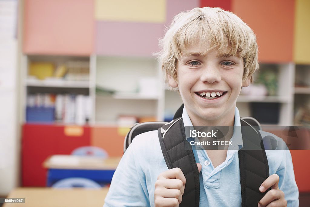 Ele está animado com a aprendizagem - Foto de stock de 10-11 Anos royalty-free