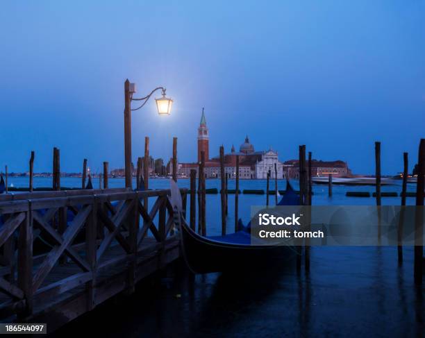 Noche En Venecia Foto de stock y más banco de imágenes de Góndola - Góndola, Noche, Venecia - Italia