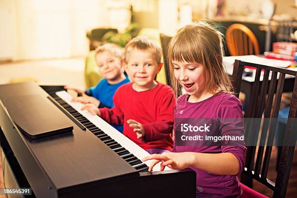 Foto de Crianças Se Divertindo Tocando Piano e mais fotos de stock de Criança - Criança, Brincalhão, Brincar