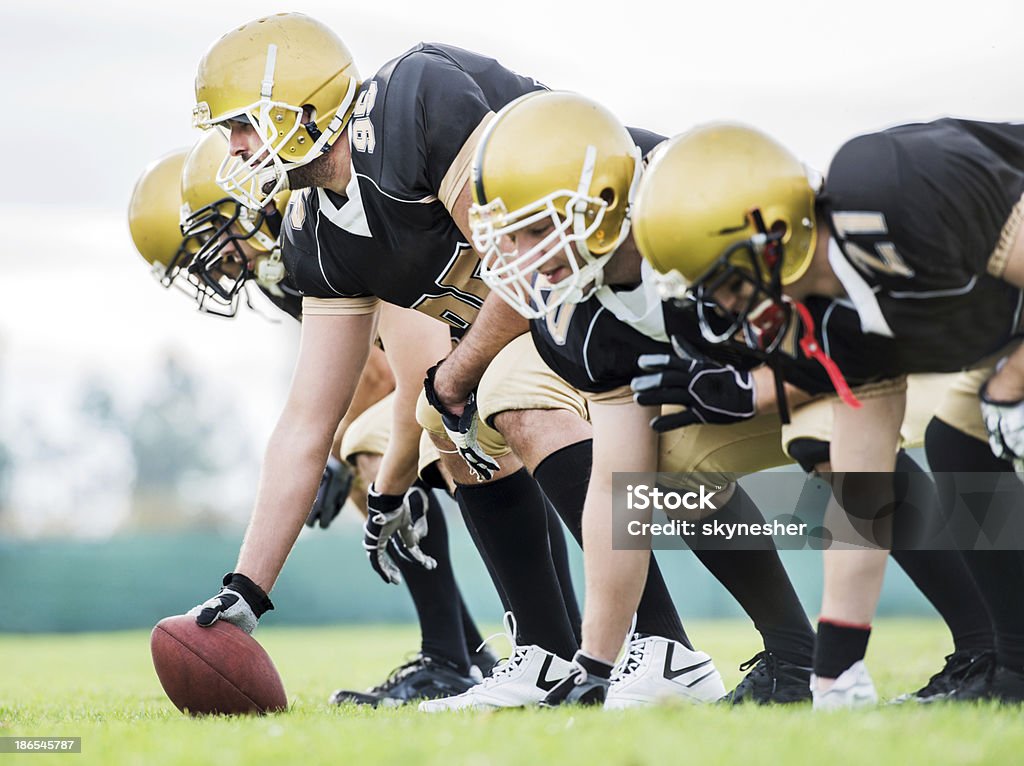 Joueurs de football américain de la doublure. - Photo de Football américain universitaire libre de droits