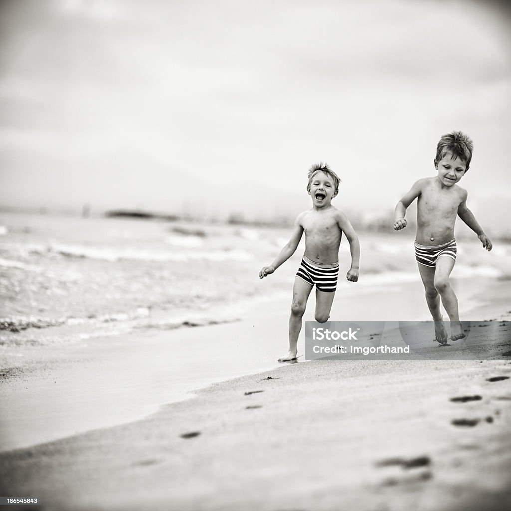Chłopcy działa na plaży - Zbiór zdjęć royalty-free (Biegać)