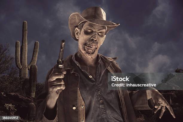 Foto de Cowboy Zombie No Deserto e mais fotos de stock de Vaqueiro - Vaqueiro, Faroeste, Horror